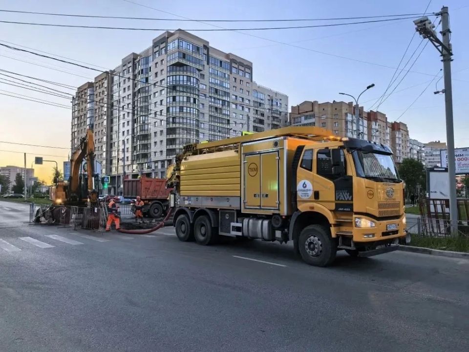 В Архангельске устраняют аварию на канализационных сетях В Архангельске устраняют аварию на канализационных сетях