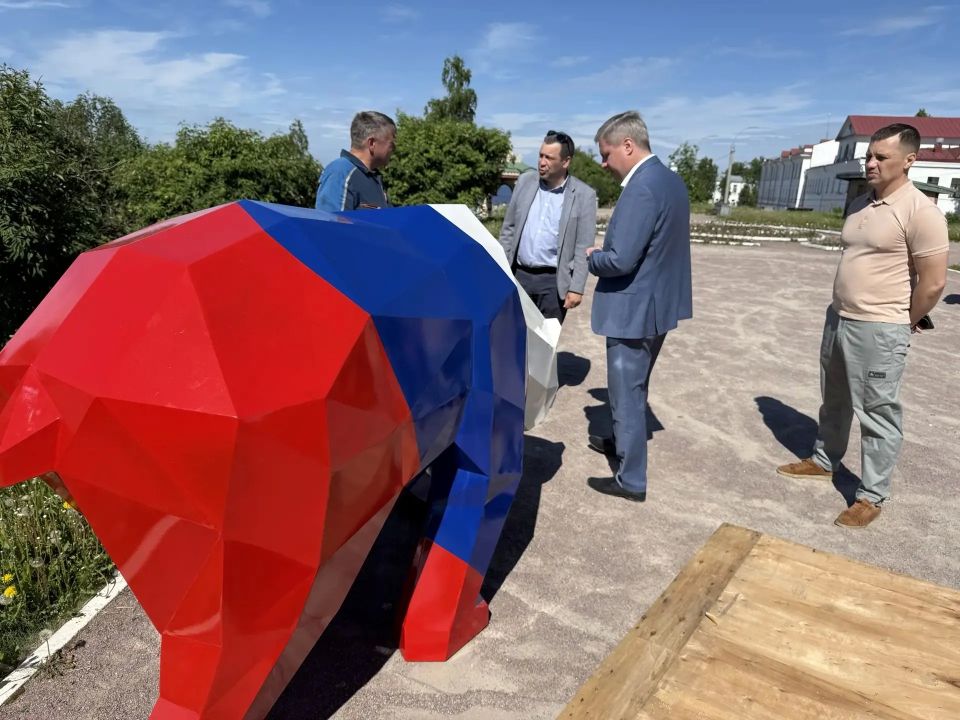 В Архангельске на Набережной установили фигуру медведя в цветах российского флага В Архангельске на Набережной установили фигуру медведя в цветах российского флага