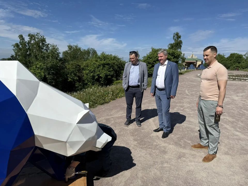 В Архангельске на Набережной установили фигуру медведя в цветах российского флага В Архангельске на Набережной установили фигуру медведя в цветах российского флага