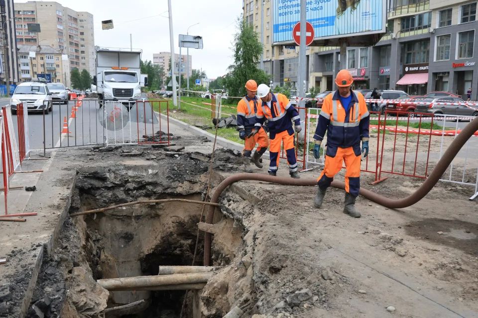 Движение по улице Воскресенской в Архангельске, в районе аварии на коллекторе, планируют открыть через 4-5 дней Движение по улице Воскресенской в Архангельске, в районе аварии на коллекторе, планируют открыть через 4-5 дней