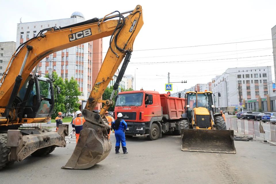 Движение по улице Воскресенской в Архангельске, в районе аварии на коллекторе, планируют открыть через 4-5 дней Движение по улице Воскресенской в Архангельске, в районе аварии на коллекторе, планируют открыть через 4-5 дней