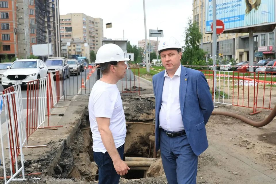 Движение по улице Воскресенской в Архангельске, в районе аварии на коллекторе, планируют открыть через 4-5 дней Движение по улице Воскресенской в Архангельске, в районе аварии на коллекторе, планируют открыть через 4-5 дней