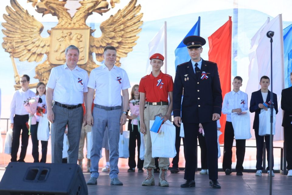 Смотрим, как в День России юным северянам торжественно вручили паспорта Смотрим, как в День России юным северянам торжественно вручили паспорта