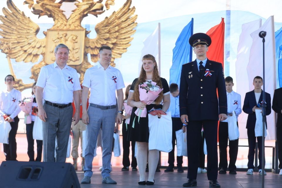Смотрим, как в День России юным северянам торжественно вручили паспорта Смотрим, как в День России юным северянам торжественно вручили паспорта
