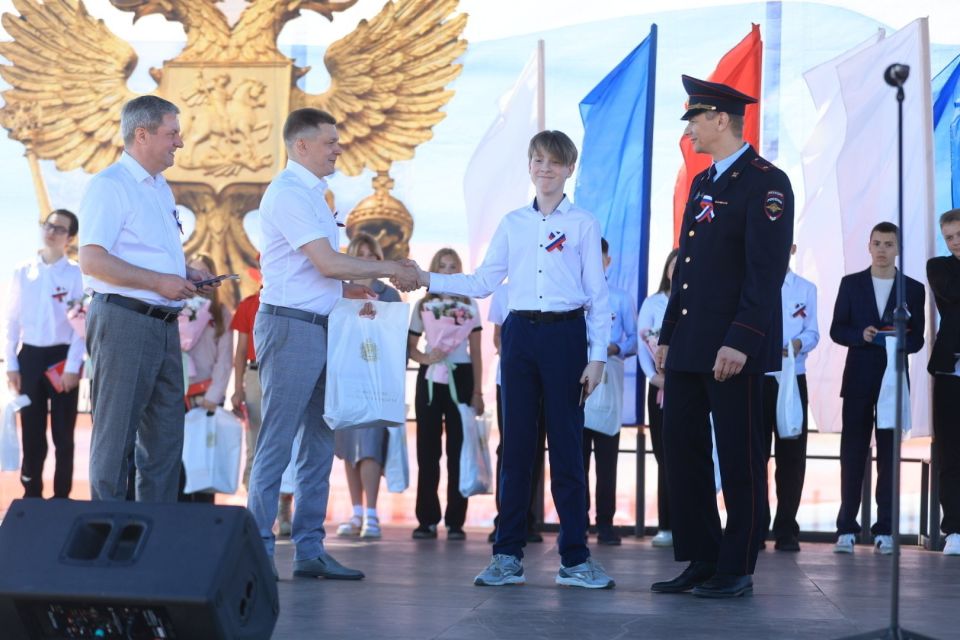 Смотрим, как в День России юным северянам торжественно вручили паспорта Смотрим, как в День России юным северянам торжественно вручили паспорта