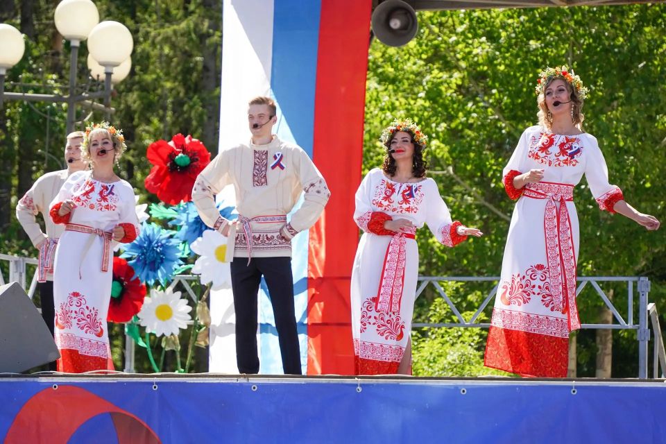 В День России творческие коллективы Мирного и Плесецка подарили горожанам настоящий праздник! В День России творческие коллективы Мирного и Плесецка подарили горожанам настоящий праздник!