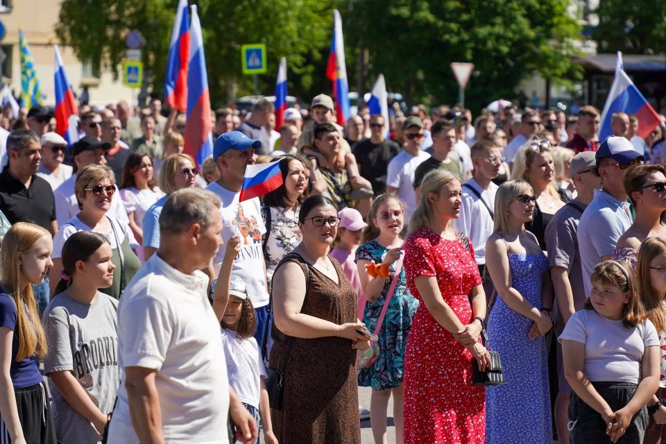 В День России творческие коллективы Мирного и Плесецка подарили горожанам настоящий праздник! В День России творческие коллективы Мирного и Плесецка подарили горожанам настоящий праздник!