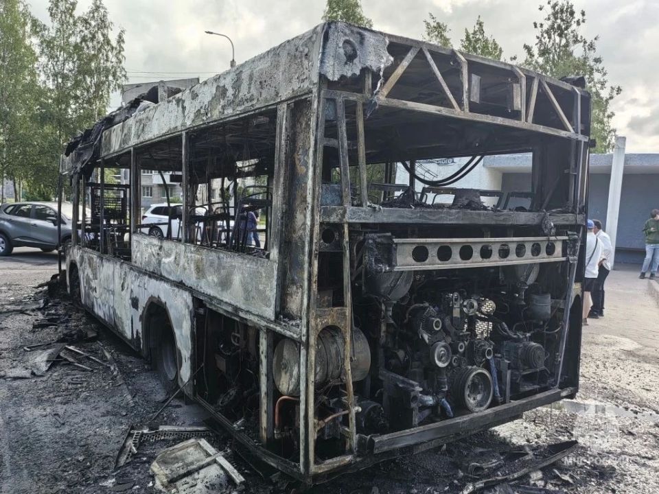 В Архангельске пожарные ликвидировали возгорание пассажирского автобуса В Архангельске пожарные ликвидировали возгорание пассажирского автобуса