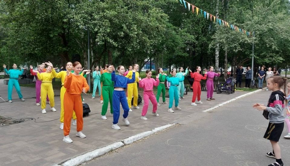 Лето набирает обороты, а мы продолжаем радовать вас музыкой и танцами Лето набирает обороты, а мы продолжаем радовать вас музыкой и танцами