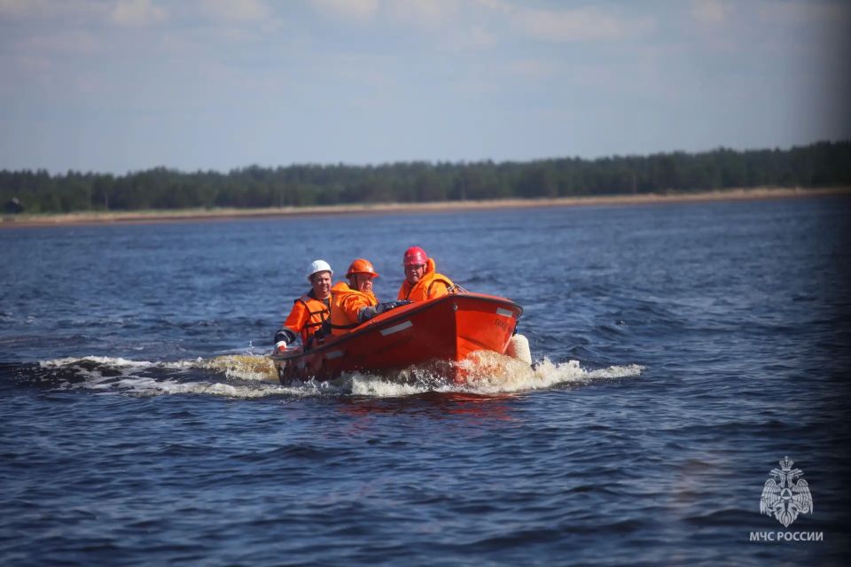 В Белом море отработали спасение людей, терпящих бедствие на море В Белом море отработали спасение людей, терпящих бедствие на море