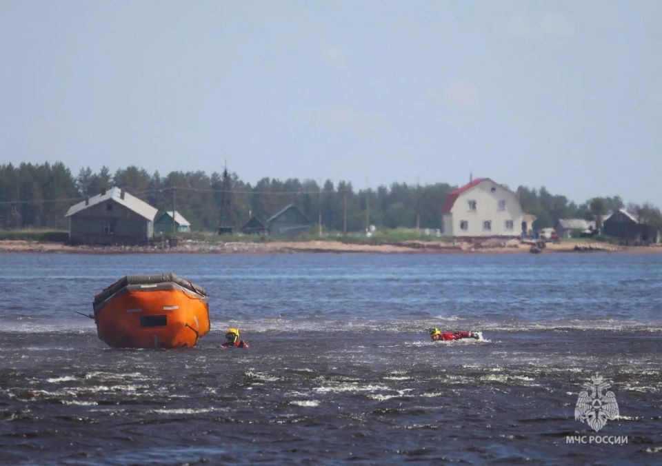 В Белом море отработали спасение людей, терпящих бедствие на море В Белом море отработали спасение людей, терпящих бедствие на море