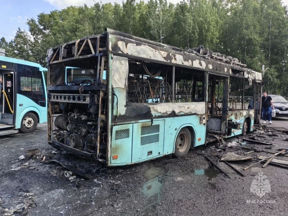 В Архангельске пожарные ликвидировали возгорание пассажирского автобуса В Архангельске пожарные ликвидировали возгорание пассажирского автобуса