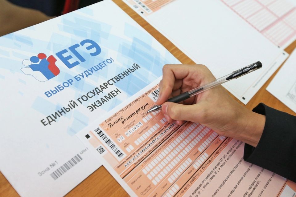 Сегодня и завтра выпускники 11-х классов сдают информатику и иностранные языки