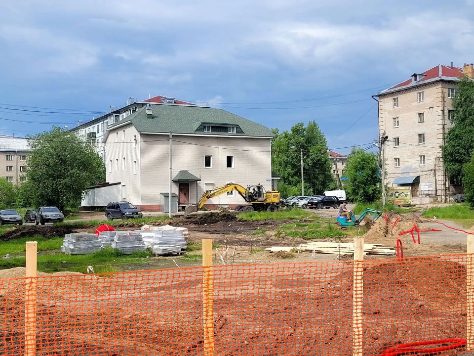 На улице Ленина в Няндоме приступили к обустройству детского городка