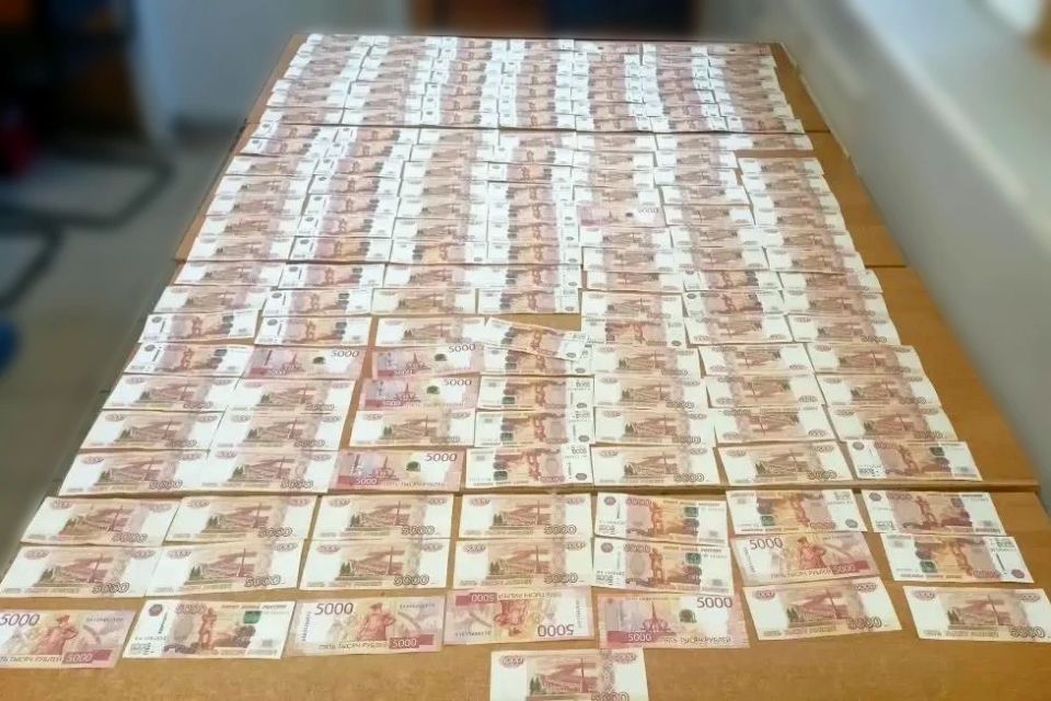Сотрудники полиции вернули жительнице Онеги большую часть похищенных у нее мошенниками денежных средств Сотрудники полиции вернули жительнице Онеги большую часть похищенных у нее мошенниками денежных средств