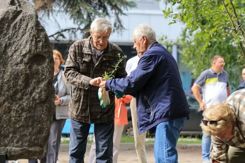 Памятный камень «Лесоводам Архангельского Севера» вернулся на своё историческое место в центре Архангельска Памятный камень «Лесоводам Архангельского Севера» вернулся на своё историческое место в центре Архангельска