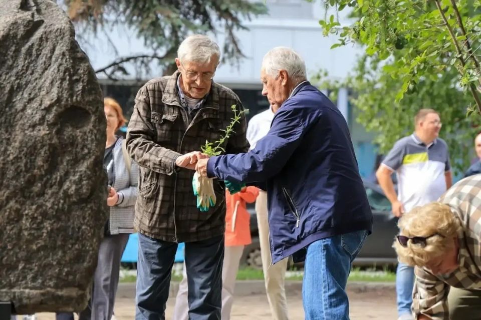 Памятный камень «Лесоводам Архангельского Севера» вернулся на своё историческое место в центре Архангельска Памятный камень «Лесоводам Архангельского Севера» вернулся на своё историческое место в центре Архангельска