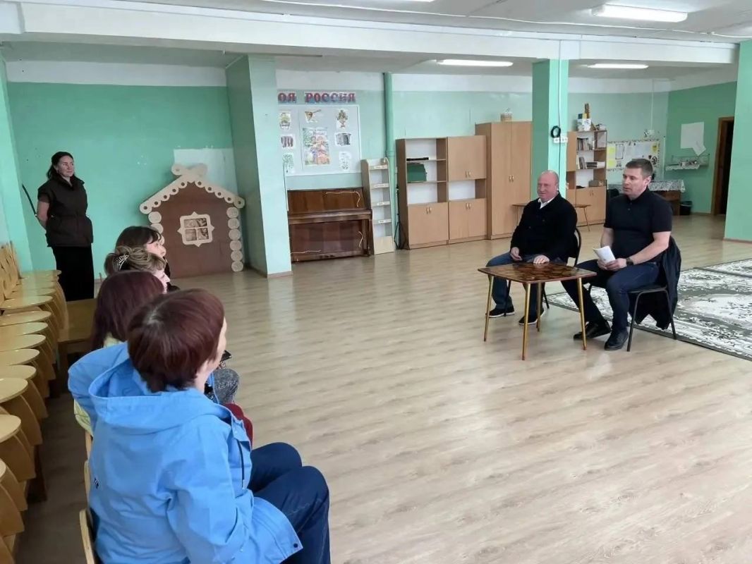 Игорь Арсентьев: Сегодня – ещё одна добрая новость! Побывал в селе Конёво: на нашей прошлой встрече руководитель детского сада «Колосок» рассказал о серьёзной проблеме – вышла из строя техника, и учреждение осталось без... Игорь Арсентьев: Сегодня – ещё одна добрая новость! Побывал в селе Конёво: на нашей прошлой встрече руководитель детского сада «Колосок» рассказал о серьёзной проблеме – вышла из строя техника, и учреждение осталось без...