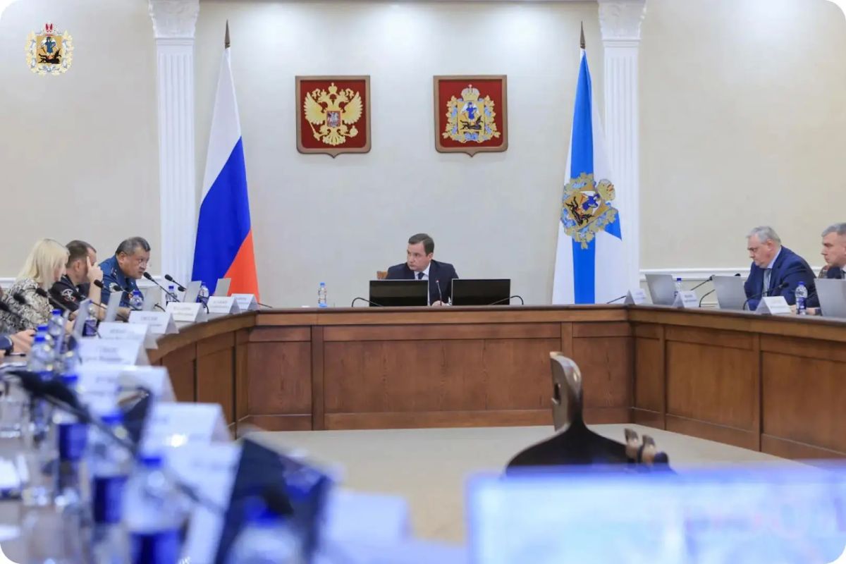 Александр Цыбульский провел оперативное совещание с ключевыми ведомствами правительства Архангельской области Александр Цыбульский провел оперативное совещание с ключевыми ведомствами правительства Архангельской области