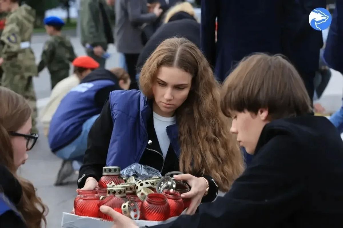 Ко Дню памяти и скорби в центре Архангельска из сотен свечей выложили слова «Поморье помнит» — так северяне почтили память тех, кто отдал жизнь за свободу и независимость нашей Родины в годы Великой Отечественной войны Ко Дню памяти и скорби в центре Архангельска из сотен свечей выложили слова «Поморье помнит» — так северяне почтили память тех, кто отдал жизнь за свободу и независимость нашей Родины в годы Великой Отечественной войны