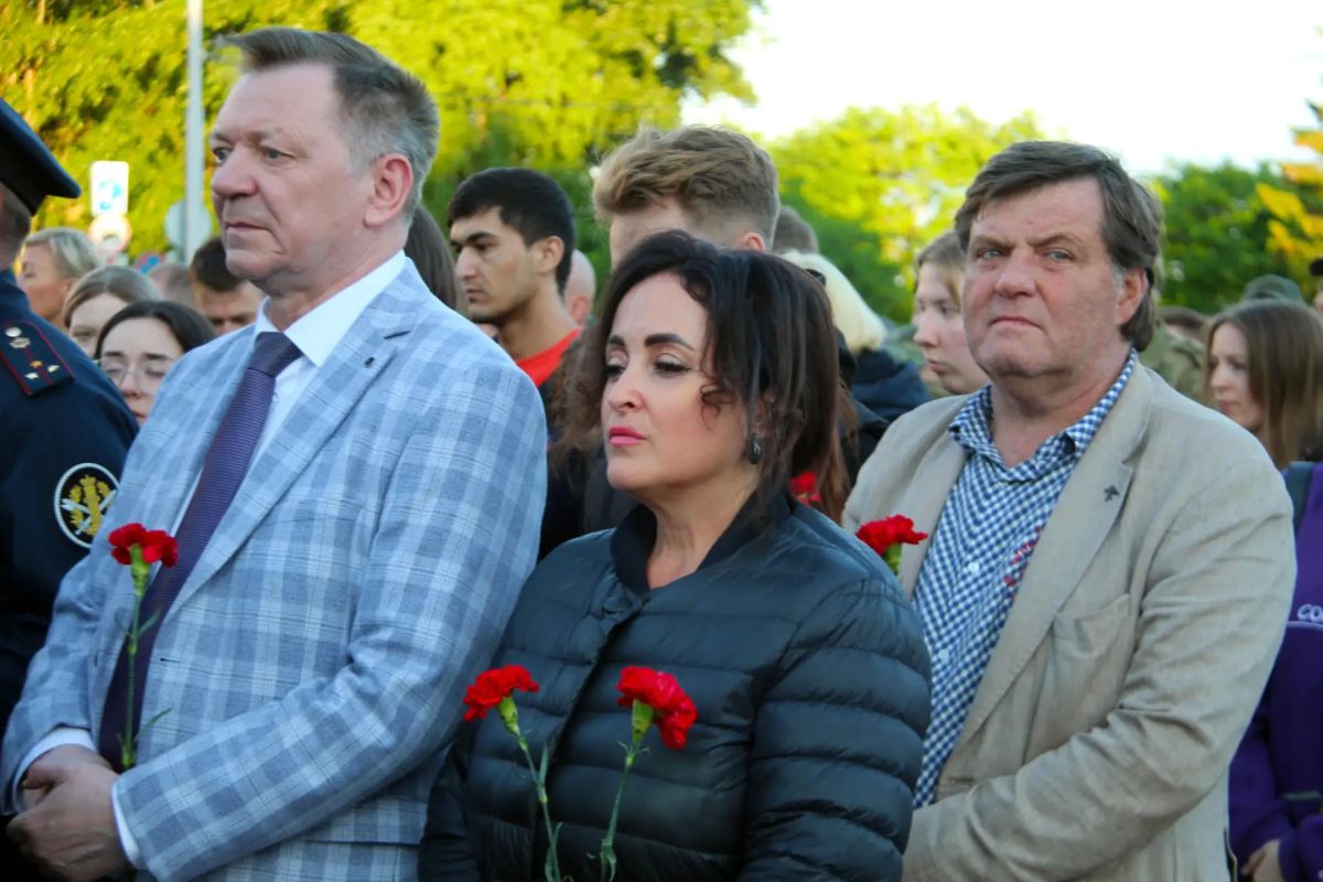 Сотрудники органов внутренних дел совместно с членами Общественного совета при УМВД России по Архангельской области приняли участие во Всероссийской акции «Свеча памяти» Сотрудники органов внутренних дел совместно с членами Общественного совета при УМВД России по Архангельской области приняли участие во Всероссийской акции «Свеча памяти»