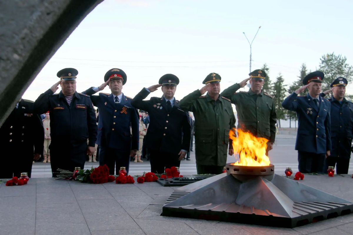 Сотрудники органов внутренних дел совместно с членами Общественного совета при УМВД России по Архангельской области приняли участие во Всероссийской акции «Свеча памяти» Сотрудники органов внутренних дел совместно с членами Общественного совета при УМВД России по Архангельской области приняли участие во Всероссийской акции «Свеча памяти»