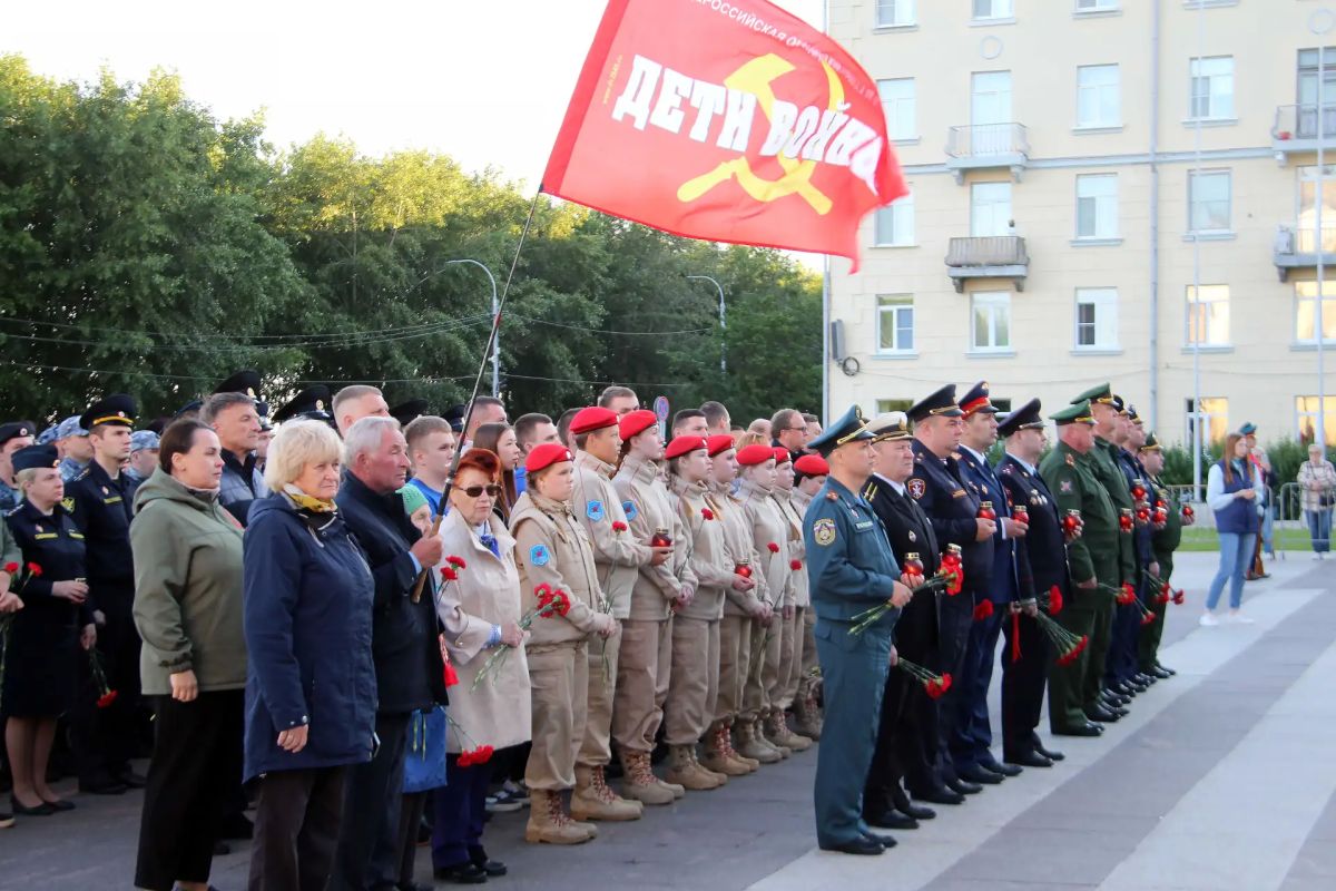 Сотрудники органов внутренних дел совместно с членами Общественного совета при УМВД России по Архангельской области приняли участие во Всероссийской акции «Свеча памяти» Сотрудники органов внутренних дел совместно с членами Общественного совета при УМВД России по Архангельской области приняли участие во Всероссийской акции «Свеча памяти»