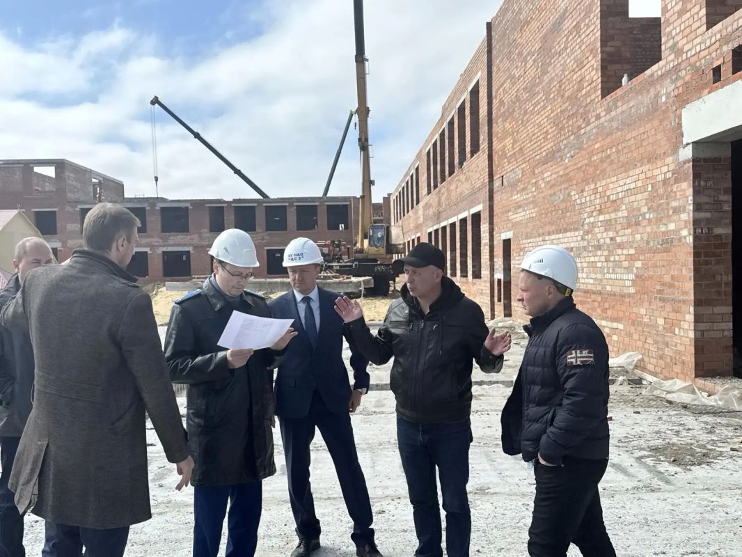 Заместитель прокурора Архангельской области и Ненецкого автономного округа Павел Матанцев проверил ход строительства школы и дома в р.п. Искателей Ненецкого автономного округа Заместитель прокурора Архангельской области и Ненецкого автономного округа Павел Матанцев проверил ход строительства школы и дома в р.п. Искателей Ненецкого автономного округа