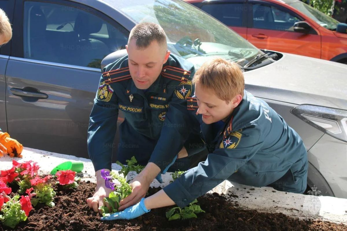 «Цветы России»: сотрудники регионального МЧС России благоустроили территорию ведомства «Цветы России»: сотрудники регионального МЧС России благоустроили территорию ведомства