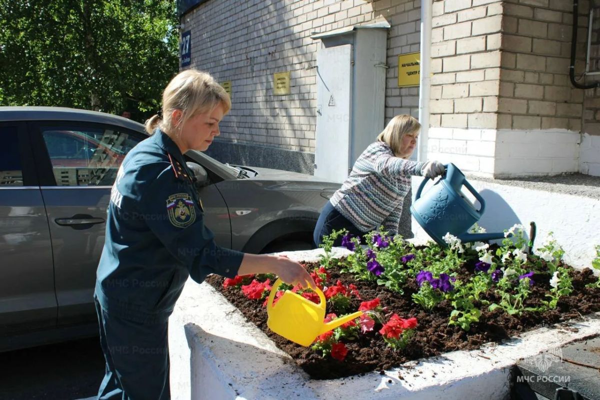 «Цветы России»: сотрудники регионального МЧС России благоустроили территорию ведомства «Цветы России»: сотрудники регионального МЧС России благоустроили территорию ведомства