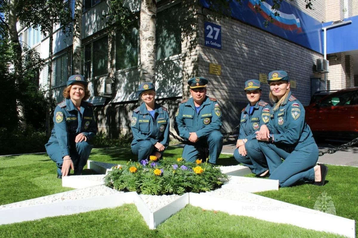 «Цветы России»: сотрудники регионального МЧС России благоустроили территорию ведомства