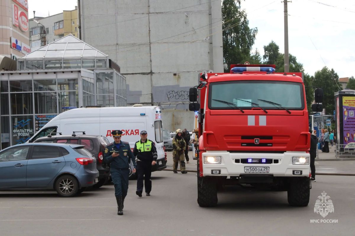 В Архангельске ликвидирован пожар в торговом центре В Архангельске ликвидирован пожар в торговом центре