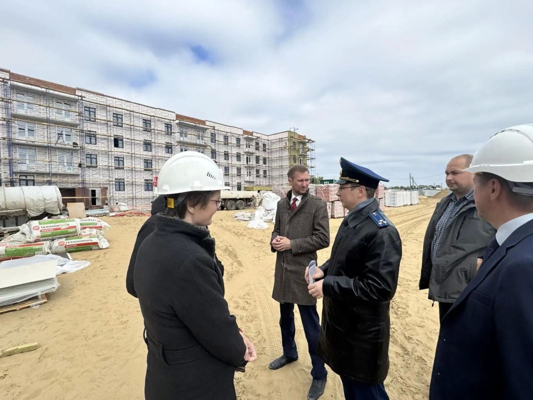 Заместитель прокурора Архангельской области и Ненецкого автономного округа Павел Матанцев проверил ход строительства школы и дома в р.п. Искателей Ненецкого автономного округа Заместитель прокурора Архангельской области и Ненецкого автономного округа Павел Матанцев проверил ход строительства школы и дома в р.п. Искателей Ненецкого автономного округа