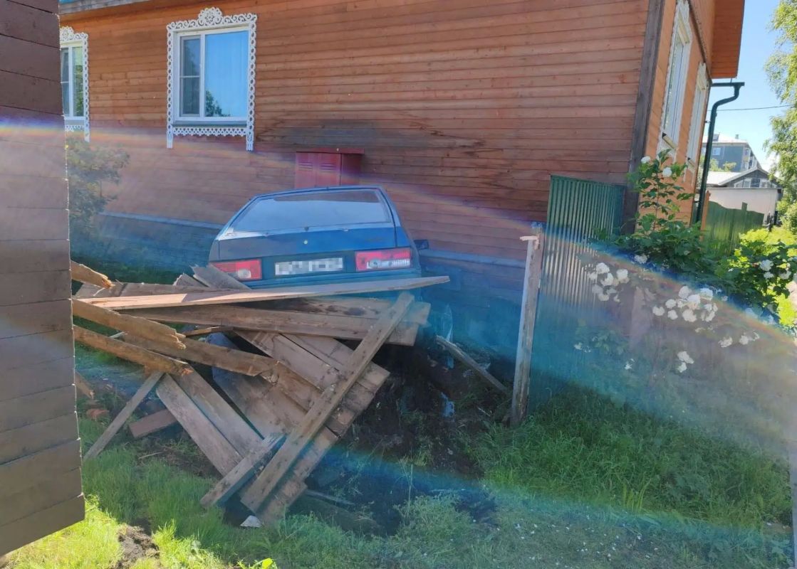 Онежском округе 18-летний водитель питбайка без прав спровоцировал ДТП — автомобиль врезался в жилой дом Онежском округе 18-летний водитель питбайка без прав спровоцировал ДТП — автомобиль врезался в жилой дом