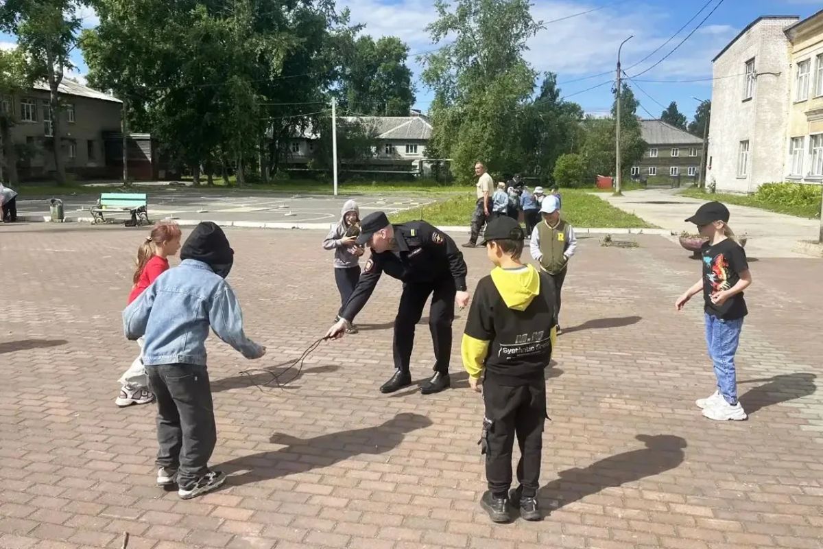 Сотрудники и слушатели Центра профессиональной подготовки регионального УМВД провели для школьников познавательную квест-игру Сотрудники и слушатели Центра профессиональной подготовки регионального УМВД провели для школьников познавательную квест-игру