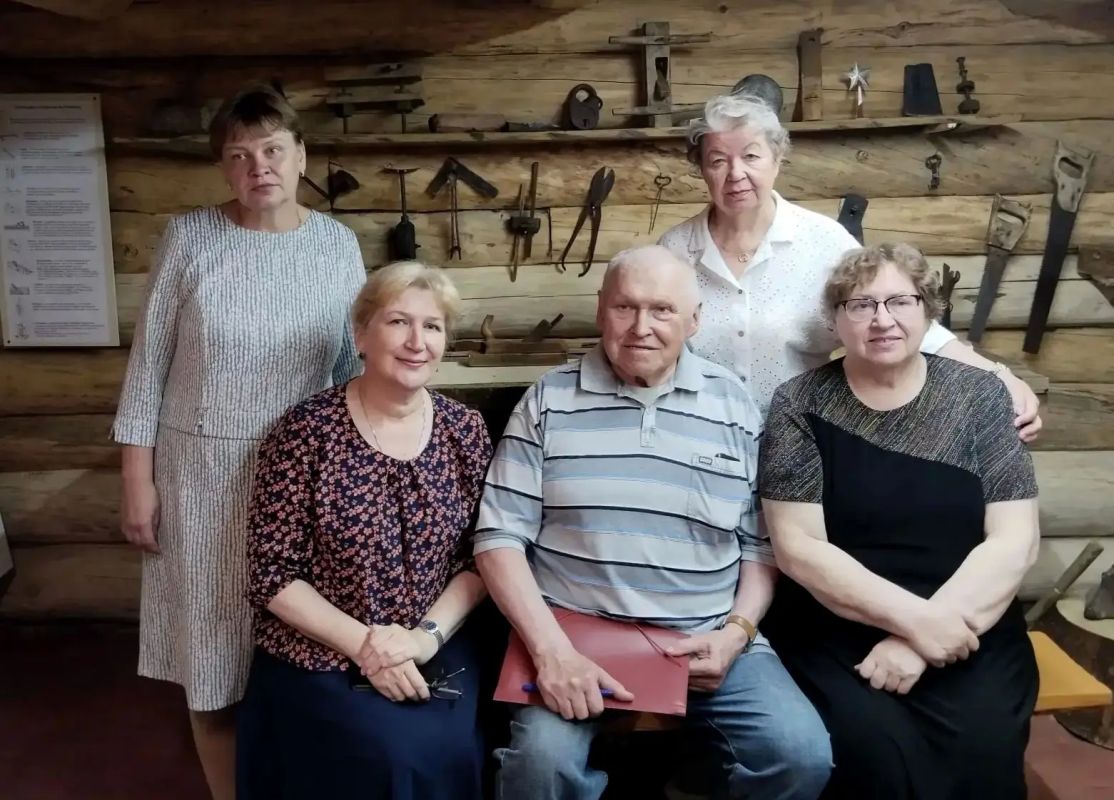 доме И. В. Иняхина в деревне Веркола открылась новая выставка «Мастерская Петра Житова» доме И. В. Иняхина в деревне Веркола открылась новая выставка «Мастерская Петра Житова»