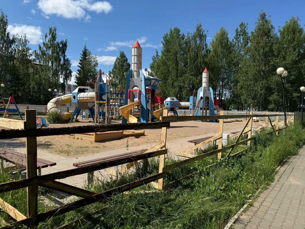 В городском парке Мирного приступили к благоустройству детской площадки В городском парке Мирного приступили к благоустройству детской площадки