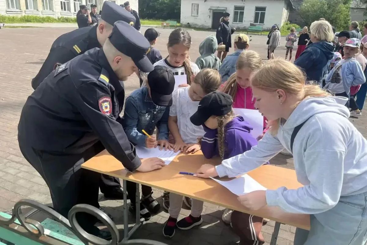 Сотрудники и слушатели Центра профессиональной подготовки регионального УМВД провели для школьников познавательную квест-игру Сотрудники и слушатели Центра профессиональной подготовки регионального УМВД провели для школьников познавательную квест-игру