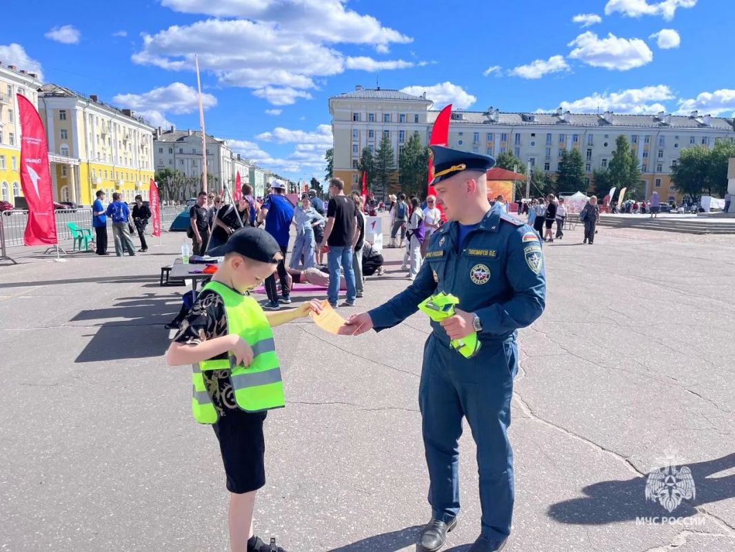 В Северодвинске сотрудники МЧС России провели пожарную полосу препятствий для детей В Северодвинске сотрудники МЧС России провели пожарную полосу препятствий для детей