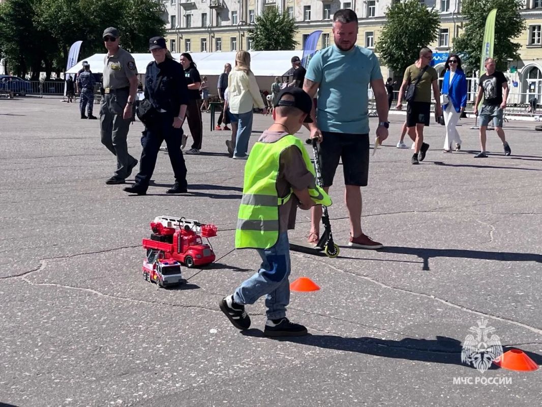 В Северодвинске сотрудники МЧС России провели пожарную полосу препятствий для детей В Северодвинске сотрудники МЧС России провели пожарную полосу препятствий для детей