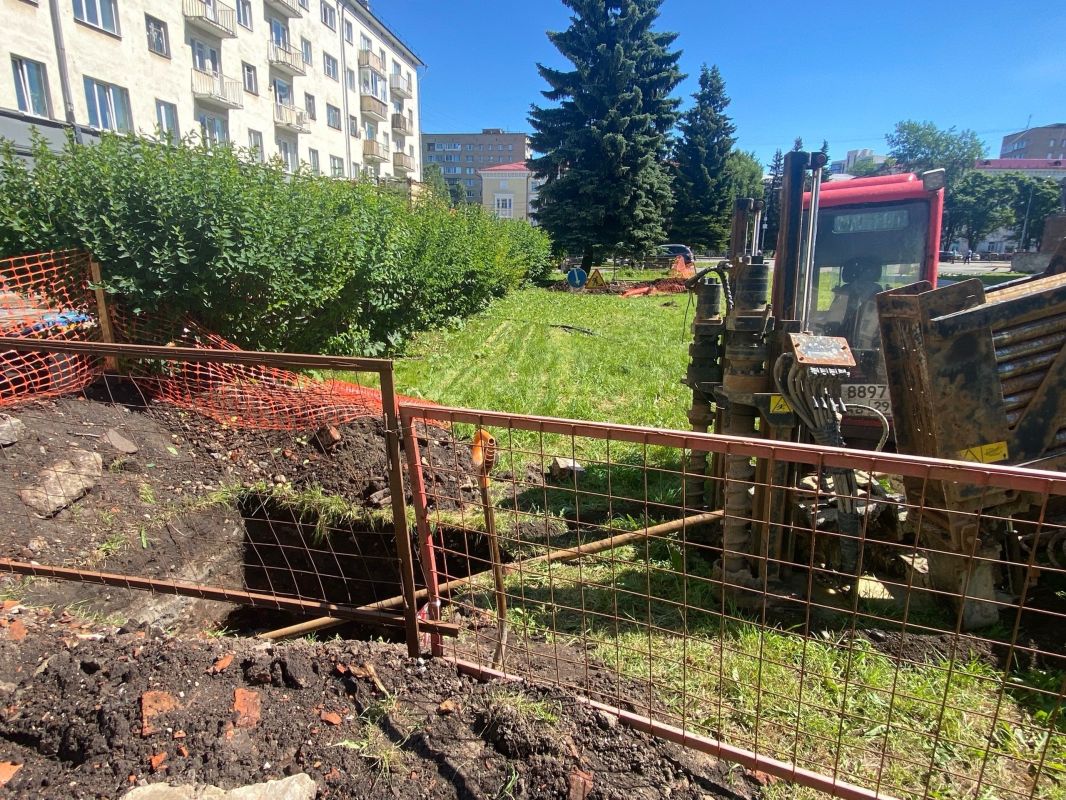 В зеленой зоне у кинотеатра «Мир» энергетики ведут замену кабельной линии В зеленой зоне у кинотеатра «Мир» энергетики ведут замену кабельной линии