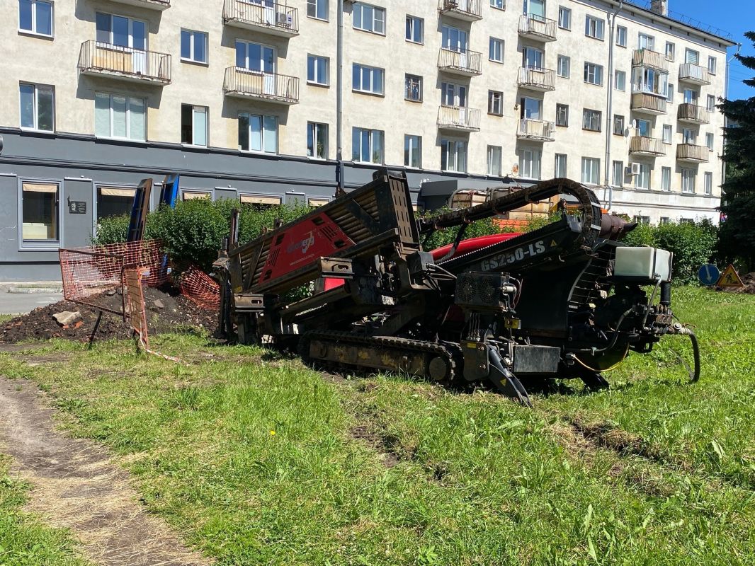 В зеленой зоне у кинотеатра «Мир» энергетики ведут замену кабельной линии В зеленой зоне у кинотеатра «Мир» энергетики ведут замену кабельной линии