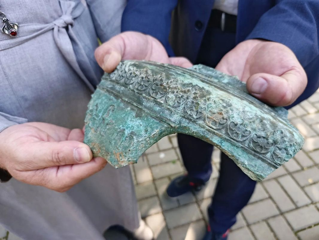 приходской музей Спасо-Преображенского собора в Холмогорах передали необычную находку — осколок колокола с иностранной надписью