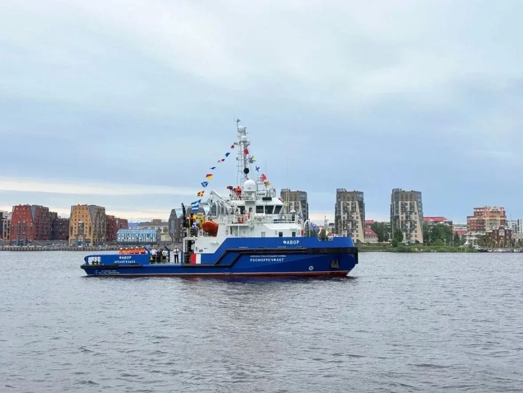 Александр Цыбульский: В морском порту Архангельск поднят государственный флаг на новом арктическом спасательном буксире ледового класса «Фавор» Александр Цыбульский: В морском порту Архангельск поднят государственный флаг на новом арктическом спасательном буксире ледового класса «Фавор»