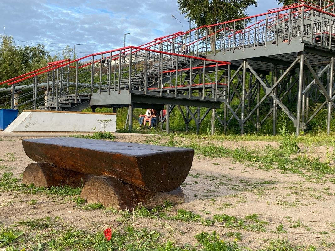 Рядом с рекой у Кузнечевского моста установили скамейки Рядом с рекой у Кузнечевского моста установили скамейки