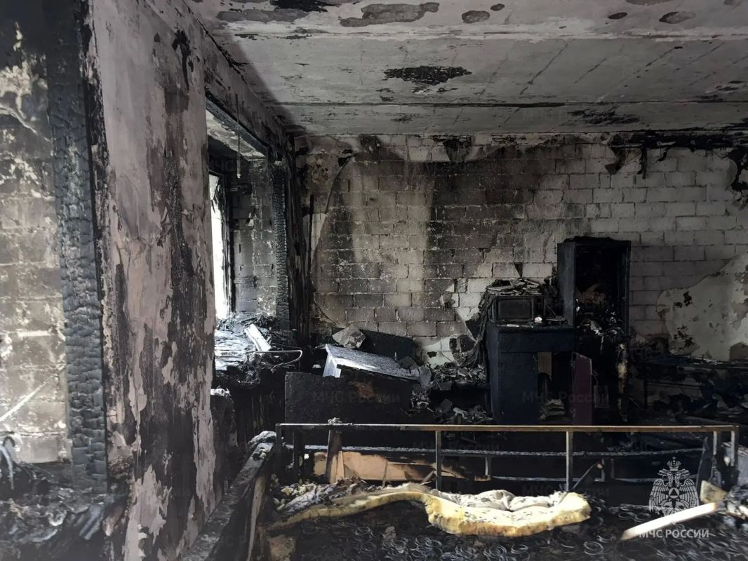 На ночном пожаре архангельские огнеборцы спасли 34 человека, из них — 12 детей На ночном пожаре архангельские огнеборцы спасли 34 человека, из них — 12 детей