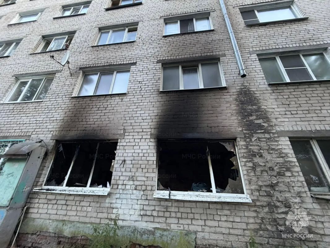 На ночном пожаре архангельские огнеборцы спасли 34 человека, из них — 12 детей На ночном пожаре архангельские огнеборцы спасли 34 человека, из них — 12 детей