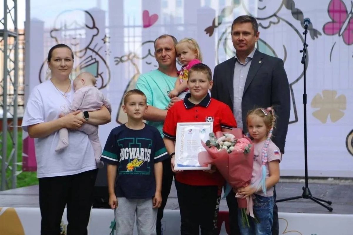 Игорь Арсентьев: Сегодня в Архангельске в День любви, семьи и верности Министерство труда, занятости и социального развития отметило сразу несколько семей за верность, тепло и вклад в общественную жизнь Игорь Арсентьев: Сегодня в Архангельске в День любви, семьи и верности Министерство труда, занятости и социального развития отметило сразу несколько семей за верность, тепло и вклад в общественную жизнь