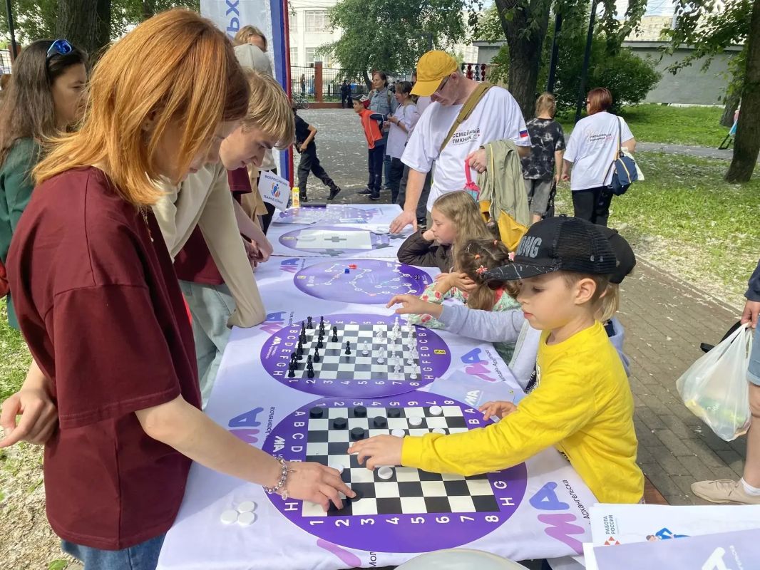 Петровский парк стал центром семейного тепла Петровский парк стал центром семейного тепла