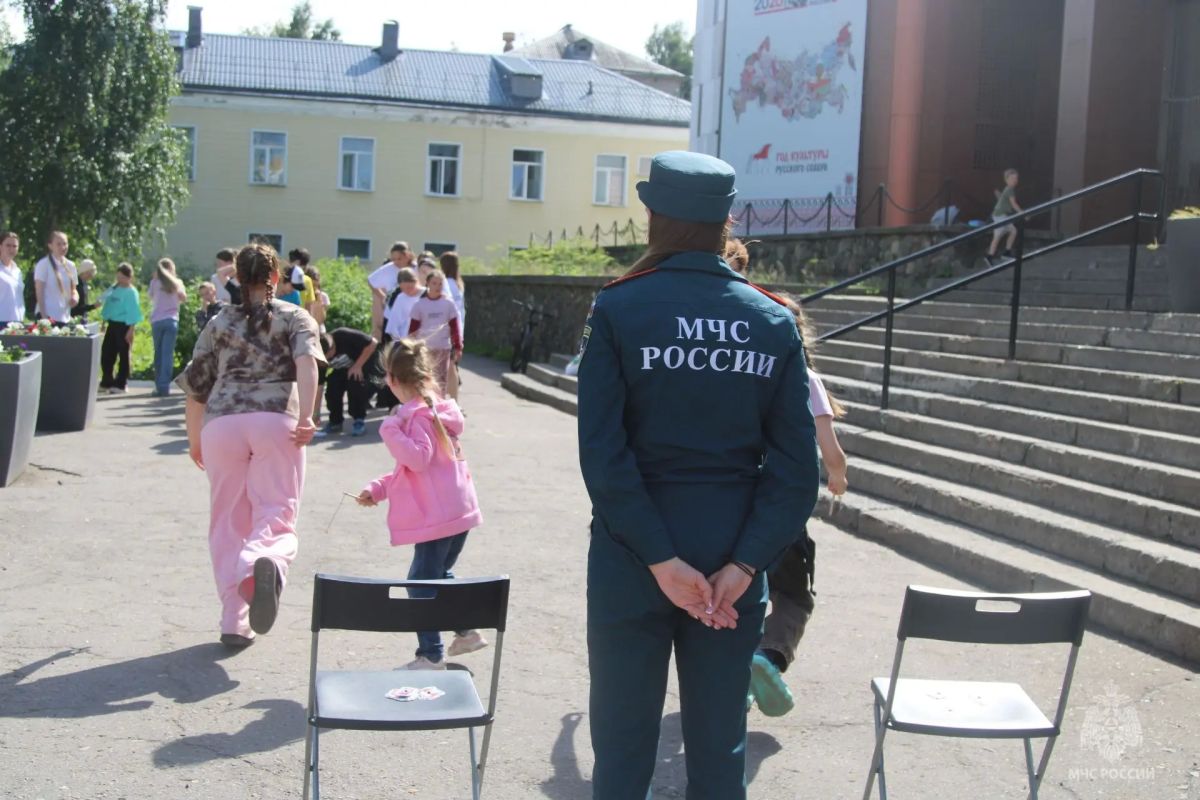 На «Семейном пикнике» дети учились безопасности вместе с сотрудниками МЧС России На «Семейном пикнике» дети учились безопасности вместе с сотрудниками МЧС России